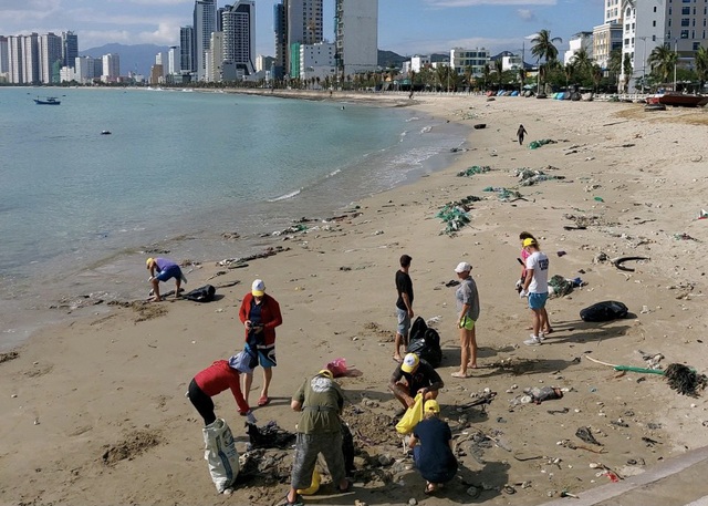 Nhóm du khách Nga tổ chức dọn sạch bãi biển khu vực Bắc TP Nha Trang nhiều ngày nay